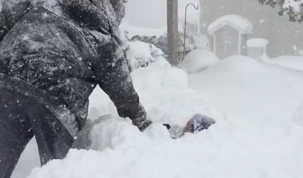 NFL-stjärnan Fred Jackson leker med sina barn i snön. 